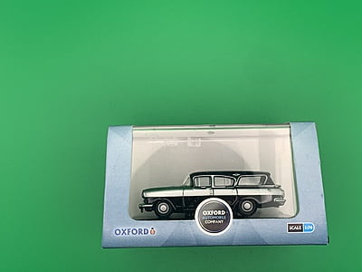 Oxford Diecast - 76CFE004 - Silver Grey/Black Vauxhall Cresta Friary Estate