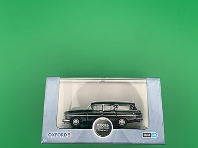 Oxford Diecast - 76CFE003 - Imperial Green (Queen Elizabeth) Cresta Friary Estate