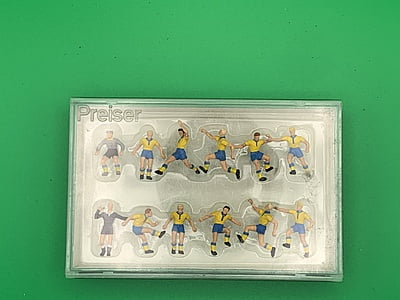 Preiser - 10075 - Soccer (Football) Team with Referee (Yellow and Blue Kit)