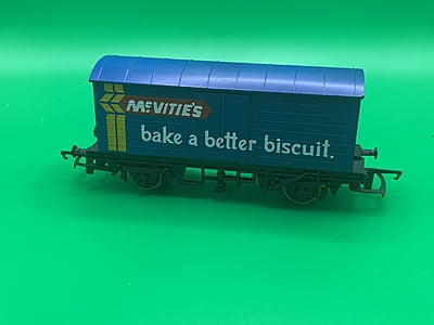 Hornby - R137 - MCVITIES BISCUITS Closed box wagon