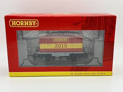 Hornby - R6717 - Hornby 2015 Wagon (Conflat and Container)