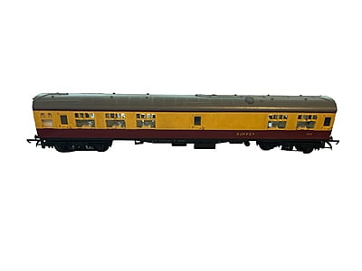 Triang - R628 - BR Mk. 1 Buffet Car Crimson and Cream with seats 1825